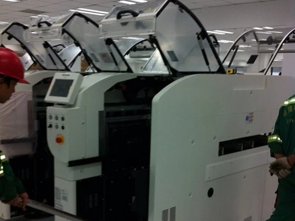 SMT設(shè)備卸車、拆箱作業(yè)