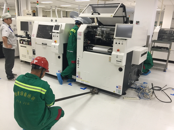 SMT設備卸車、拆箱作業(yè)