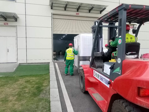 通威，激光機(jī)卸車，拆箱，搬運(yùn)入場