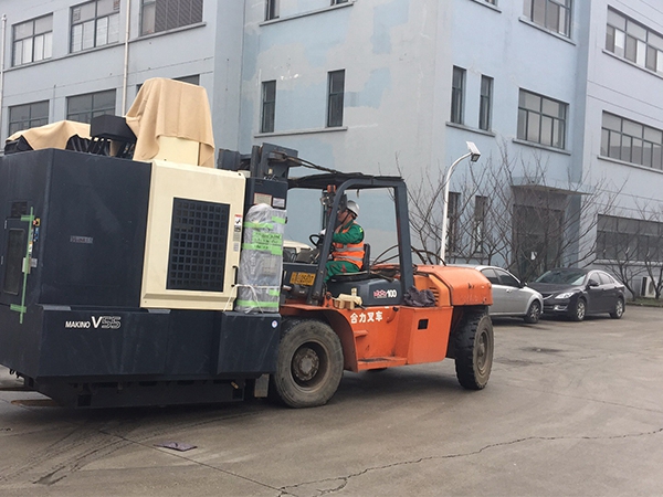 傳統(tǒng)設備卸車、拆箱作業(yè)