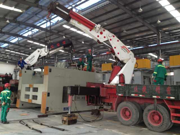 傳統(tǒng)設(shè)備卸車、拆箱作業(yè)