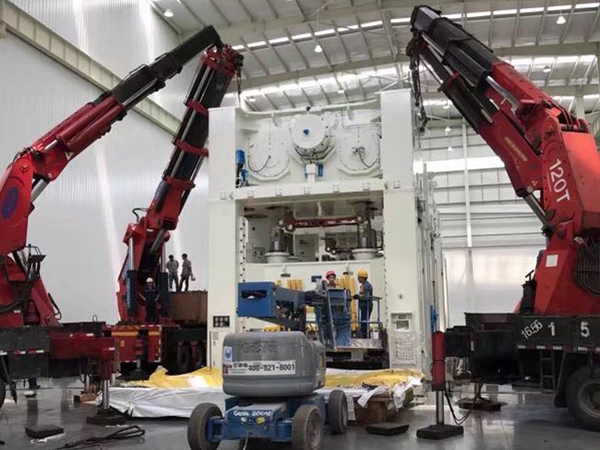 傳統(tǒng)設(shè)備卸車、拆箱作業(yè)