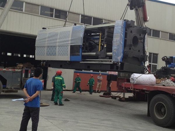 傳統(tǒng)設(shè)備卸車、拆箱作業(yè)