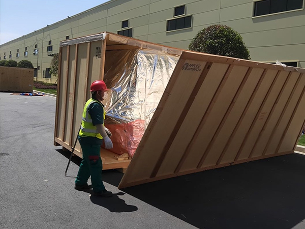 傳統(tǒng)設備卸車、拆箱作業(yè)