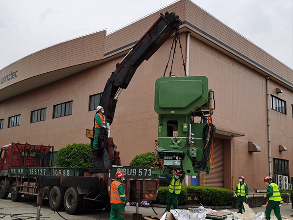 傳統(tǒng)設備卸車、拆箱作業(yè)